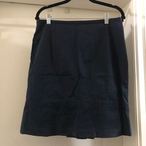 QUE knee length skirt black with bow and pleat at back size US8